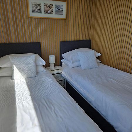 Beautiful Apartment With Private Pool Near Tenby Kilgetty Exterior foto